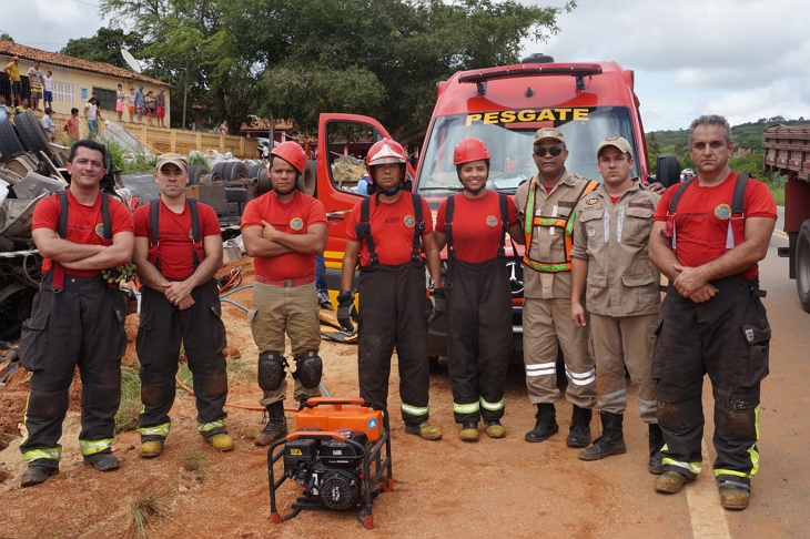 Portal Agreste Violento MOTORISTA MORRE APÓS CARRETA CAPOTAR EM RIACHO