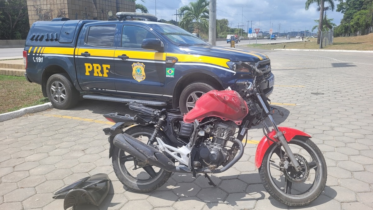 Portal Agreste Violento APÓS ACIDENTE PRF APREENDE RÉPLICA DE PISTOLA E MOTO ROUBADA NO RECIFE